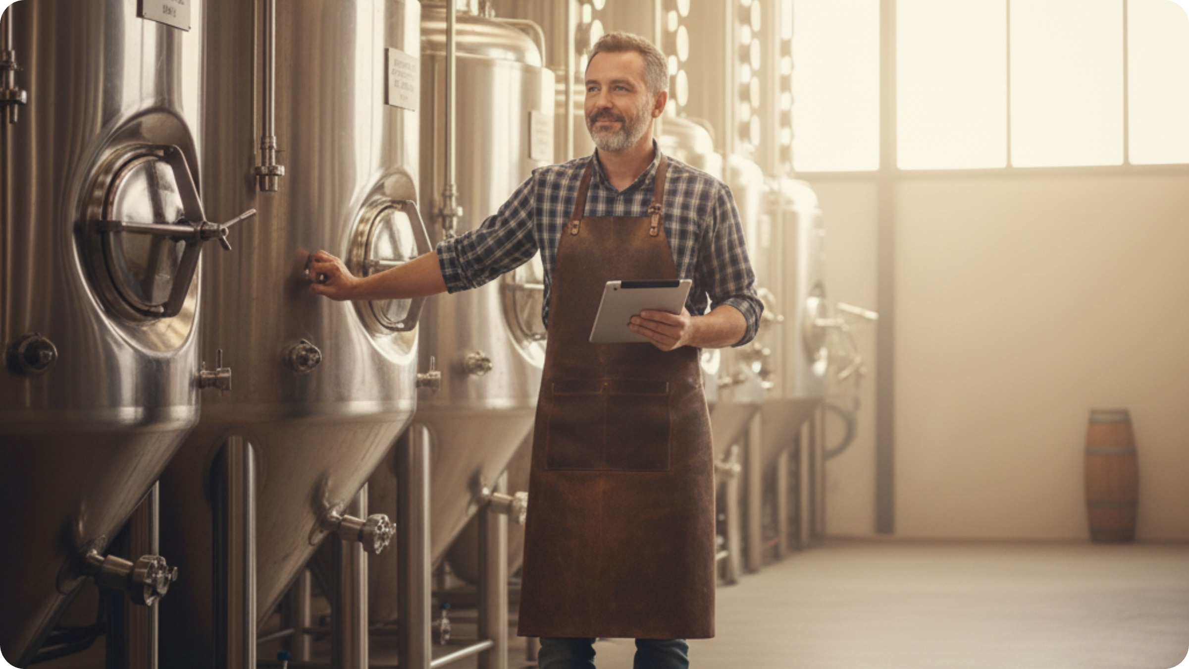 Vigneron réalisant l’inventaire de fin d’année dans un chai viticole en 2025